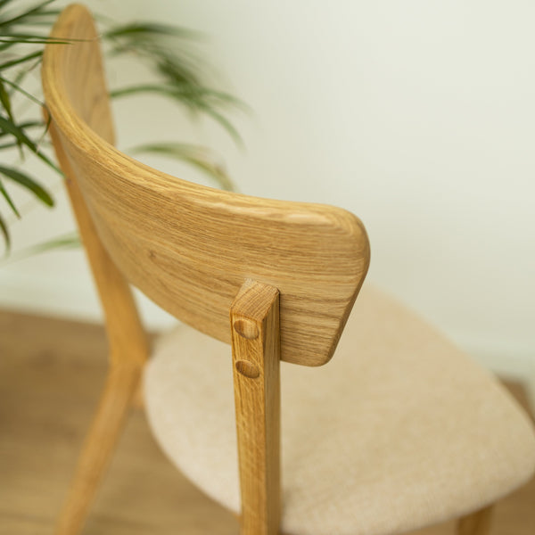 Set aus 2 oder 4 Esszimmerstühlen aus massiver Eiche Diana, Bezug in Beige | NordicStory