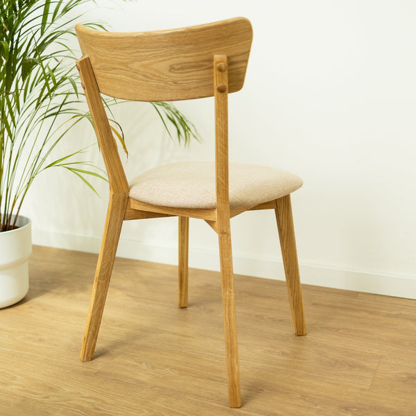 Set aus 2 oder 4 Esszimmerstühlen aus massiver Eiche Diana, Bezug in Beige | NordicStory