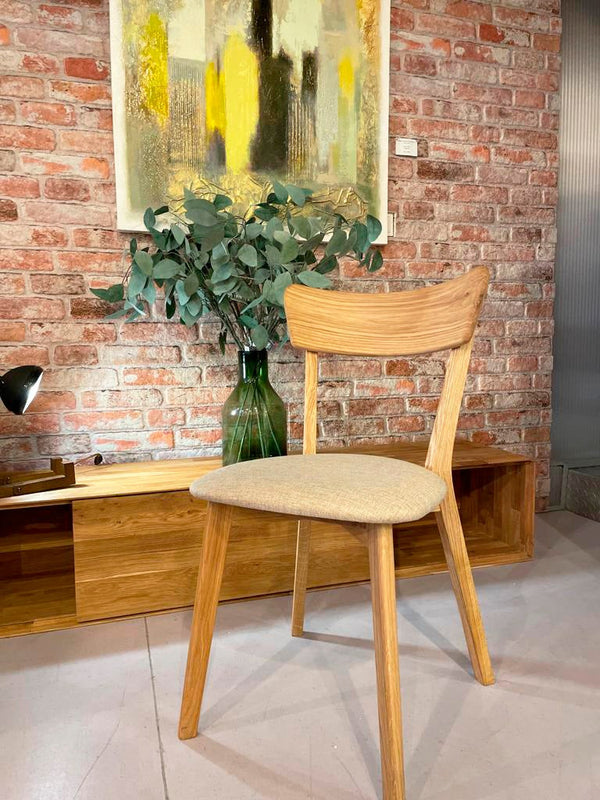 Set aus 2 oder 4 Esszimmerstühlen aus massiver Eiche Diana, Bezug in Beige | NordicStory