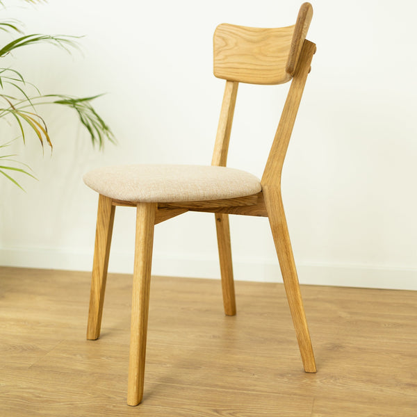 Set aus 2 oder 4 Esszimmerstühlen aus massiver Eiche Diana, Bezug in Beige | NordicStory