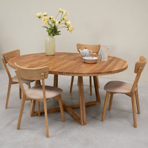Set aus 2 oder 4 Esszimmerstühlen aus massiver Eiche Diana, Bezug in Beige | NordicStory