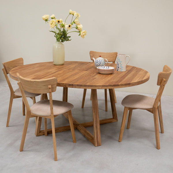 Set aus 2 oder 4 Esszimmerstühlen aus massiver Eiche Diana, Bezug in Beige | NordicStory