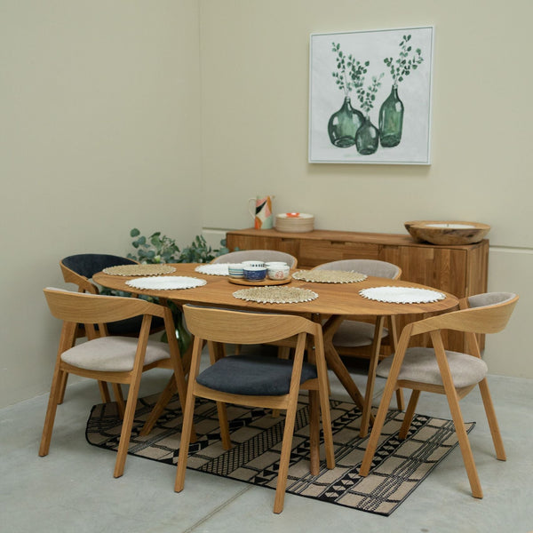 Set aus 2 oder 4 Stühlen aus massiver Eiche Knut, Bezug in Beige / Anthrazitgrau | VESKOR