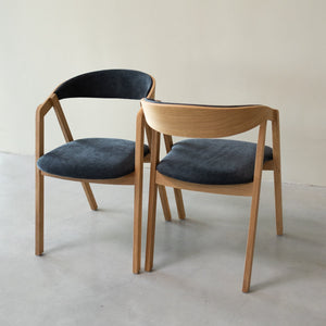 Set aus 2 oder 4 Stühlen aus massiver Eiche Knut, Bezug in Beige / Anthrazitgrau | VESKOR