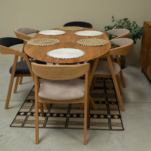 Set aus 2 oder 4 Stühlen aus massiver Eiche Knut, Bezug in Beige / Anthrazitgrau | VESKOR