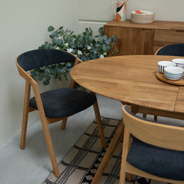 Set aus 2 oder 4 Stühlen aus massiver Eiche Knut, Bezug in Beige / Anthrazitgrau | VESKOR