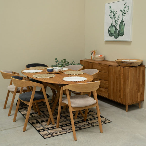 Set aus 2 oder 4 Stühlen aus massiver Eiche Knut, Bezug in Beige / Anthrazitgrau | VESKOR