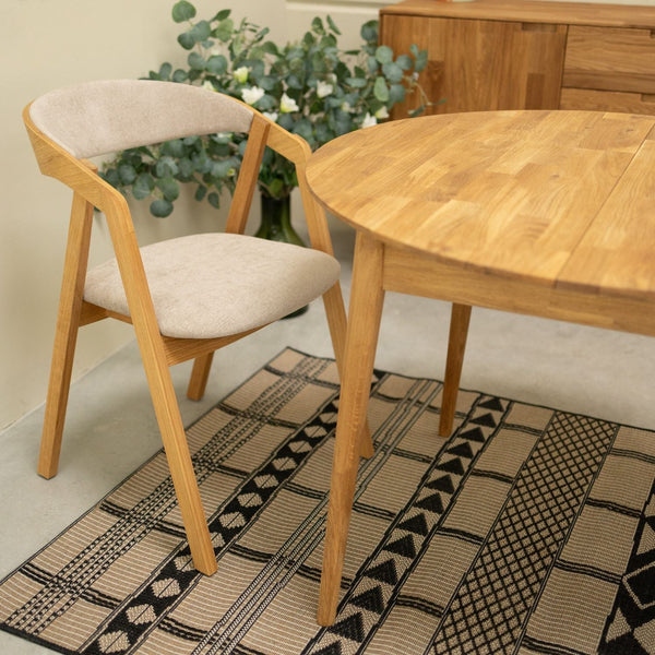 Set aus 2 oder 4 Stühlen aus massiver Eiche Knut, Bezug in Beige / Anthrazitgrau | VESKOR