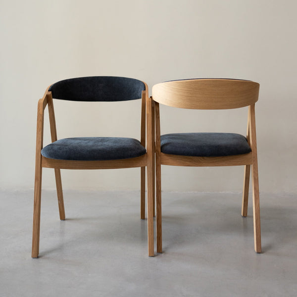 Set aus 2 oder 4 Stühlen aus massiver Eiche Knut, Bezug in Beige / Anthrazitgrau | VESKOR