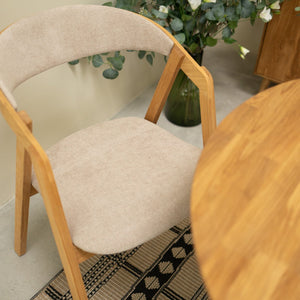 Set aus 2 oder 4 Stühlen aus massiver Eiche Knut, Bezug in Beige / Anthrazitgrau | VESKOR