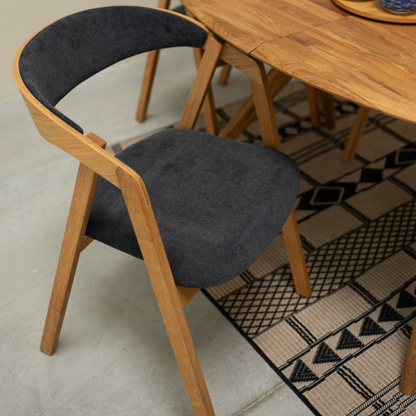 Set aus 2 oder 4 Stühlen aus massiver Eiche Knut, Bezug in Beige / Anthrazitgrau | VESKOR