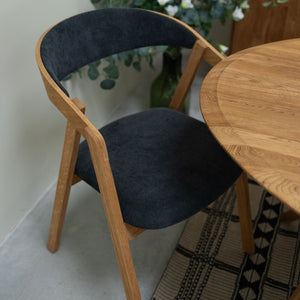 Set aus 2 oder 4 Stühlen aus massiver Eiche Knut, Bezug in Beige / Anthrazitgrau | VESKOR