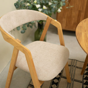 Set aus 2 oder 4 Stühlen aus massiver Eiche Knut, Bezug in Beige / Anthrazitgrau | VESKOR