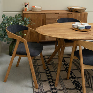 Set aus 2 oder 4 Stühlen aus massiver Eiche Knut, Bezug in Beige / Anthrazitgrau | VESKOR