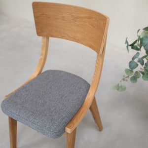 Set aus 2 oder 4 Stühlen aus massiver Eiche Lucas, Bezug in Grau oder Beige | VESKOR