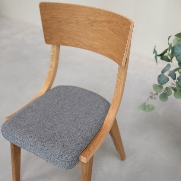 Set aus 2 oder 4 Stühlen aus massiver Eiche Lucas, Bezug in Grau oder Beige | VESKOR