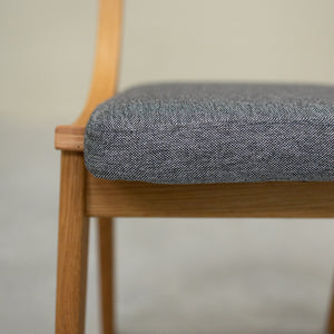 Set aus 2 oder 4 Esszimmerstühlen aus massiver Eiche Lucas, Bezug in Grau oder Beige | NordicStory