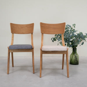 Set aus 2 oder 4 Stühlen aus massiver Eiche Lucas, Bezug in Grau oder Beige | VESKOR