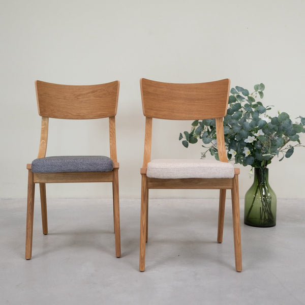 Set aus 2 oder 4 Stühlen aus massiver Eiche Lucas, Bezug in Grau oder Beige | VESKOR