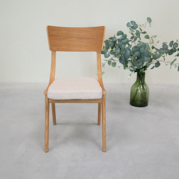 Set aus 2 oder 4 Stühlen aus massiver Eiche Lucas, Bezug in Grau oder Beige | VESKOR