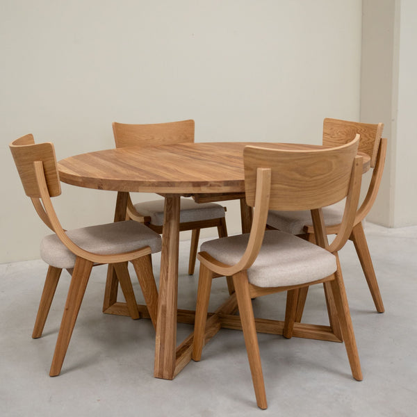 Set aus 2 oder 4 Stühlen aus massiver Eiche Lucas, Bezug in Grau oder Beige | VESKOR