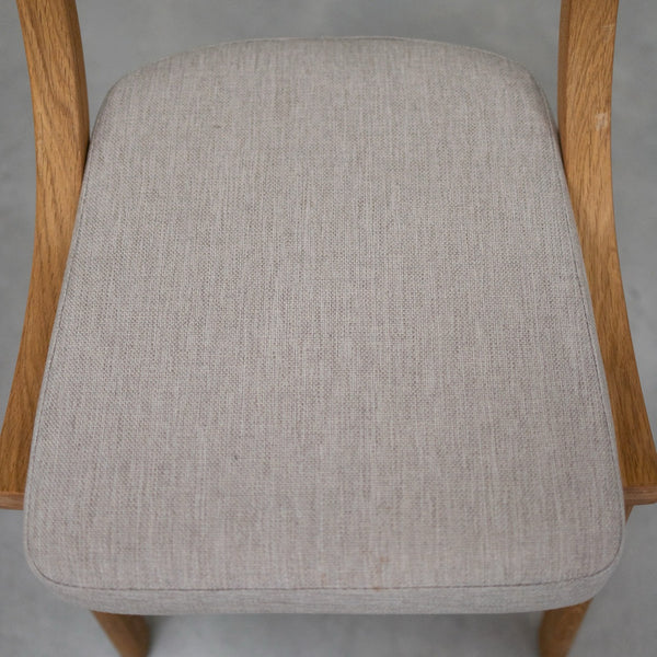 Set aus 2 oder 4 Esszimmerstühlen aus massiver Eiche Lucas, Bezug in Grau oder Beige | NordicStory
