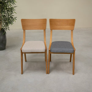 Set aus 2 oder 4 Esszimmerstühlen aus massiver Eiche Lucas, Bezug in Grau oder Beige | NordicStory