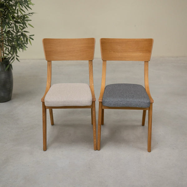 Set aus 2 oder 4 Esszimmerstühlen aus massiver Eiche Lucas, Bezug in Grau oder Beige | NordicStory