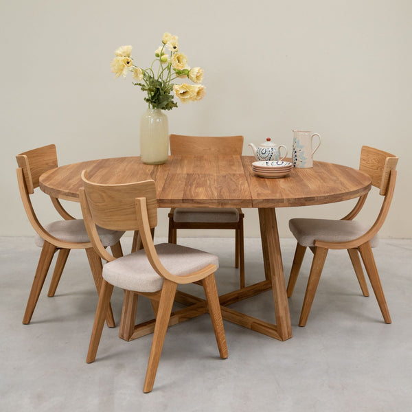 Set aus 2 oder 4 Stühlen aus massiver Eiche Lucas, Bezug in Grau oder Beige | VESKOR