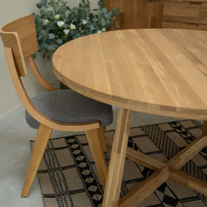 Set aus 2 oder 4 Stühlen aus massiver Eiche Lucas, Bezug in Grau oder Beige | VESKOR