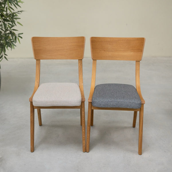 Set aus 2 oder 4 Esszimmerstühlen aus massiver Eiche Lucas, Bezug in Grau oder Beige | NordicStory