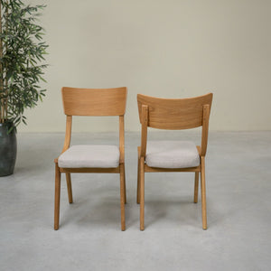 Set aus 2 oder 4 Esszimmerstühlen aus massiver Eiche Lucas, Bezug in Grau oder Beige | NordicStory