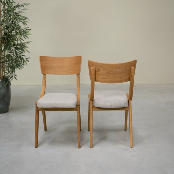 Set aus 2 oder 4 Esszimmerstühlen aus massiver Eiche Lucas, Bezug in Grau oder Beige | NordicStory