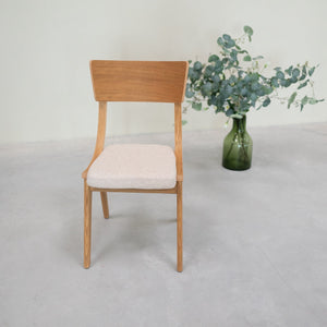 Set aus 2 oder 4 Stühlen aus massiver Eiche Lucas, Bezug in Grau oder Beige | VESKOR