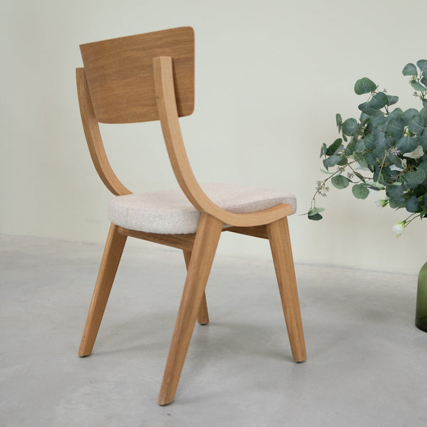 Set aus 2 oder 4 Stühlen aus massiver Eiche Lucas, Bezug in Grau oder Beige | VESKOR