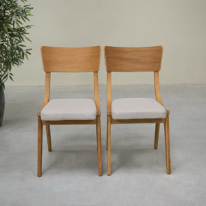 Set aus 2 oder 4 Esszimmerstühlen aus massiver Eiche Lucas, Bezug in Grau oder Beige | NordicStory