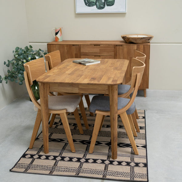 Set aus 2 oder 4 Stühlen aus massiver Eiche Lucas, Bezug in Grau oder Beige | VESKOR