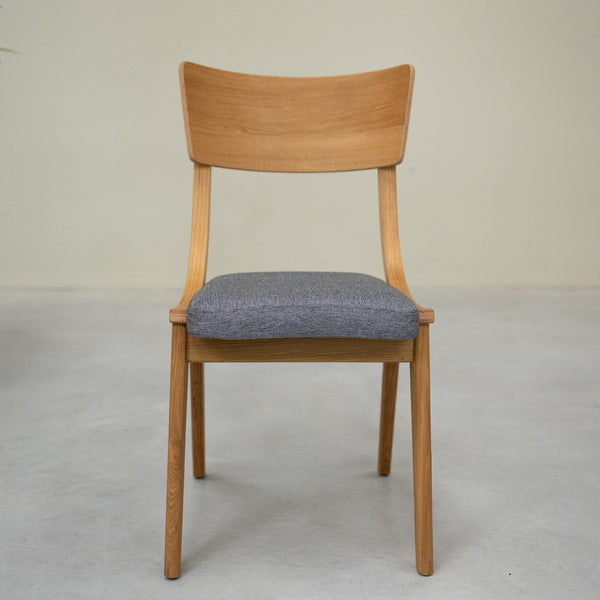 Set aus 2 oder 4 Esszimmerstühlen aus massiver Eiche Lucas, Bezug in Grau oder Beige | NordicStory
