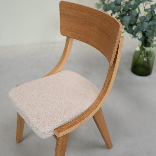 Set aus 2 oder 4 Stühlen aus massiver Eiche Lucas, Bezug in Grau oder Beige | VESKOR
