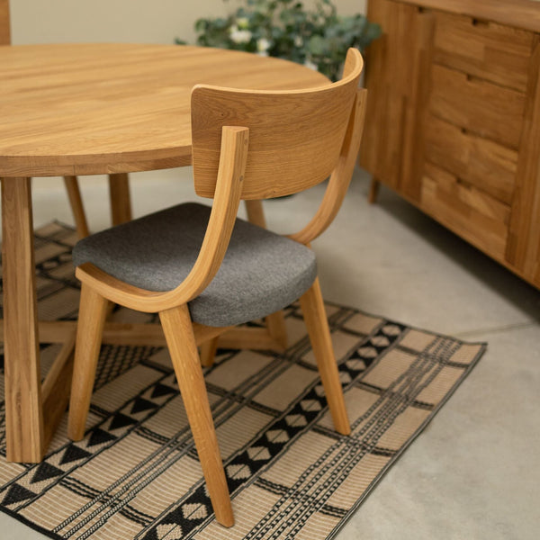 Set aus 2 oder 4 Stühlen aus massiver Eiche Lucas, Bezug in Grau oder Beige | VESKOR