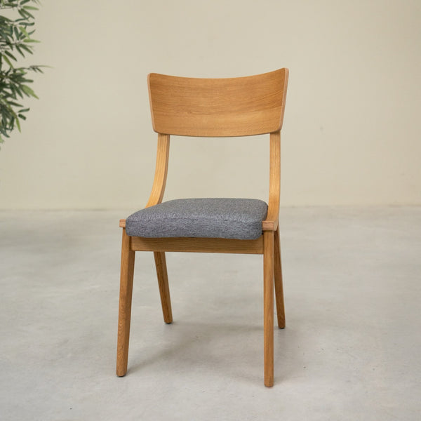 Set aus 2 oder 4 Esszimmerstühlen aus massiver Eiche Lucas, Bezug in Grau oder Beige | NordicStory