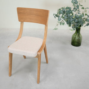 Set aus 2 oder 4 Stühlen aus massiver Eiche Lucas, Bezug in Grau oder Beige | VESKOR