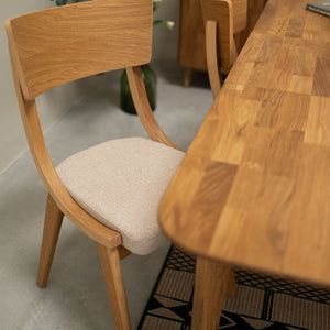 Set aus 2 oder 4 Stühlen aus massiver Eiche Lucas, Bezug in Grau oder Beige | VESKOR