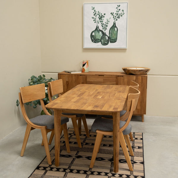 Set aus 2 oder 4 Stühlen aus massiver Eiche Lucas, Bezug in Grau oder Beige | VESKOR