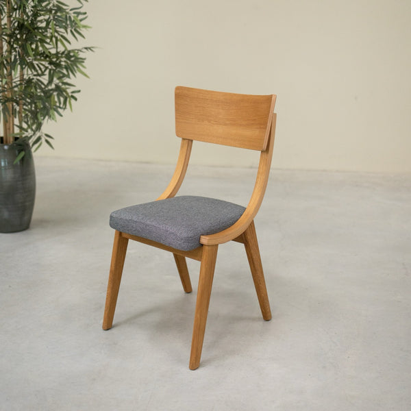 Set aus 2 oder 4 Esszimmerstühlen aus massiver Eiche Lucas, Bezug in Grau oder Beige | NordicStory