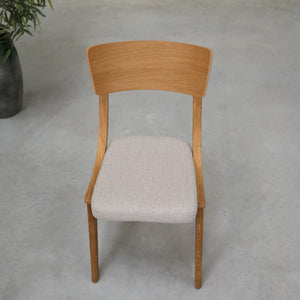 Set aus 2 oder 4 Esszimmerstühlen aus massiver Eiche Lucas, Bezug in Grau oder Beige | NordicStory