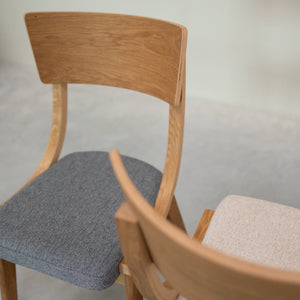 Set aus 2 oder 4 Stühlen aus massiver Eiche Lucas, Bezug in Grau oder Beige | VESKOR