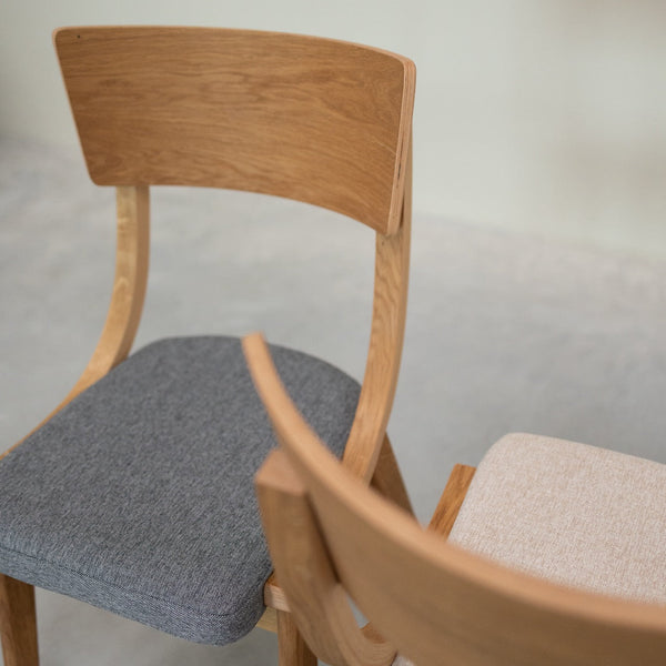 Set aus 2 oder 4 Stühlen aus massiver Eiche Lucas, Bezug in Grau oder Beige | VESKOR