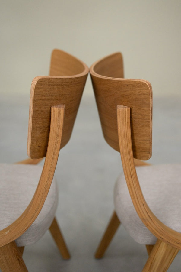 Set aus 2 oder 4 Esszimmerstühlen aus massiver Eiche Lucas, Bezug in Grau oder Beige | NordicStory