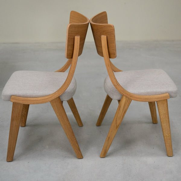 Set aus 2 oder 4 Esszimmerstühlen aus massiver Eiche Lucas, Bezug in Grau oder Beige | NordicStory